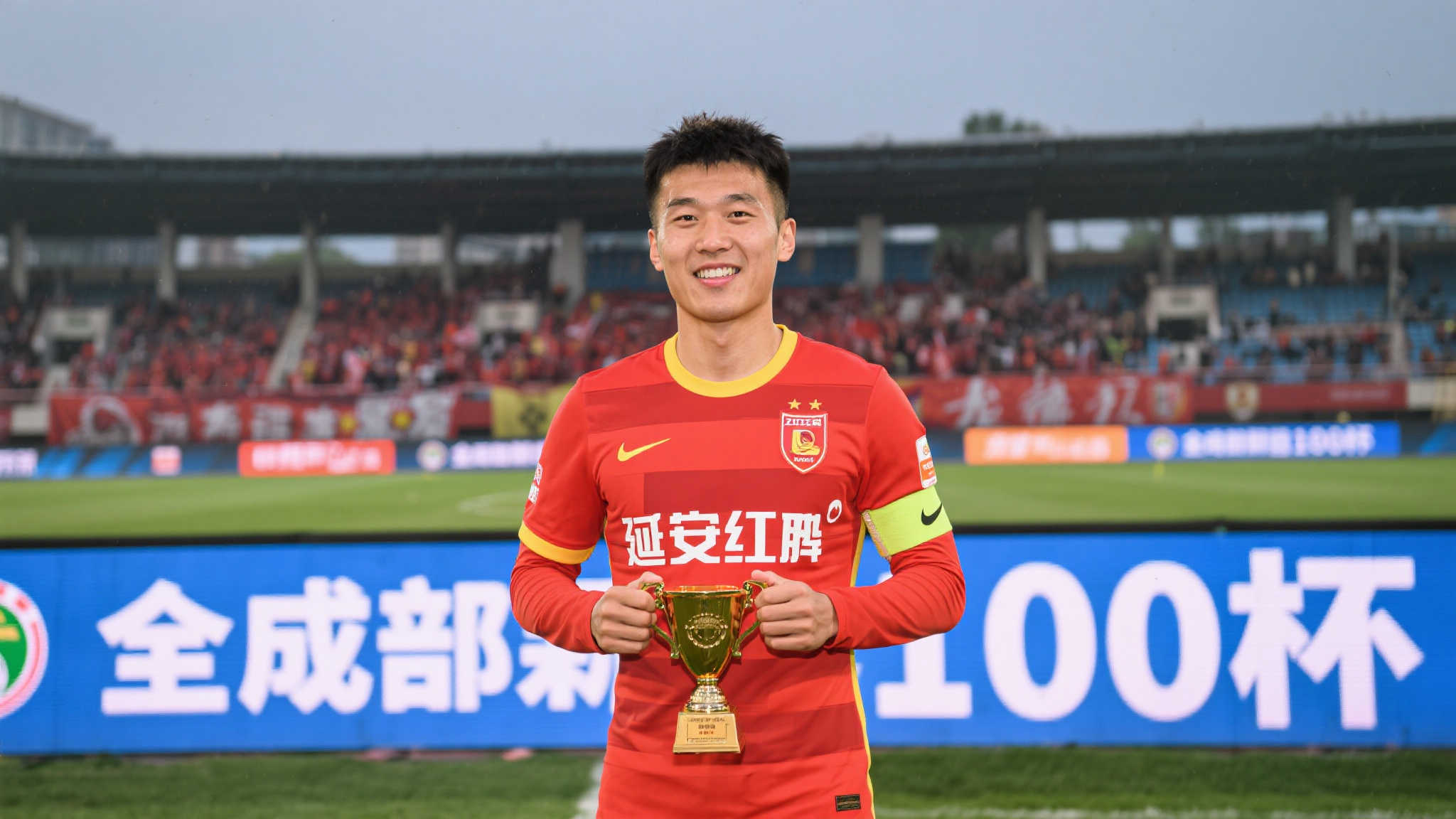 王鹏:能代表延边龙鼎出战100场是我的荣幸,用赢球来回报球迷 王鹏:能代表延边龙鼎出战100场是我的荣幸,用赢球来回报球迷